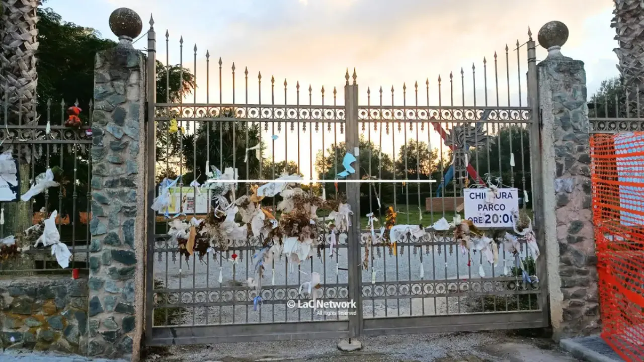 <p>Il cancello del Parco urbano chiuso dopo la tragedia</p>\\n
