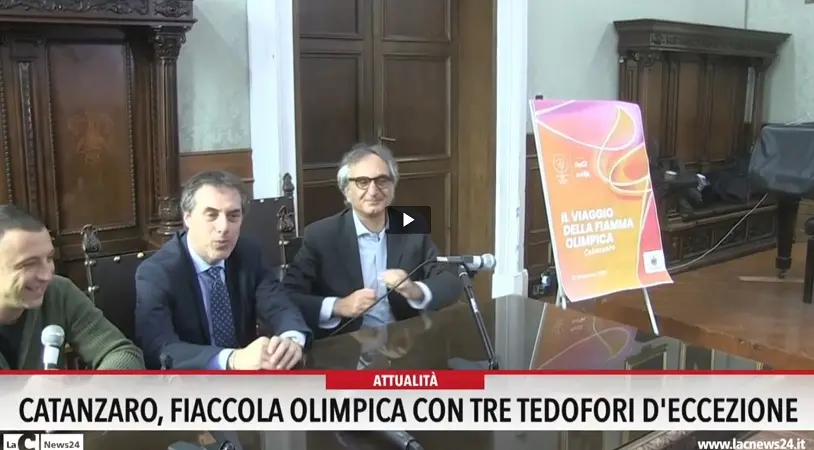 Tre tedofori d'eccezione per il passaggio della Fiaccola olimpica -VIDEO