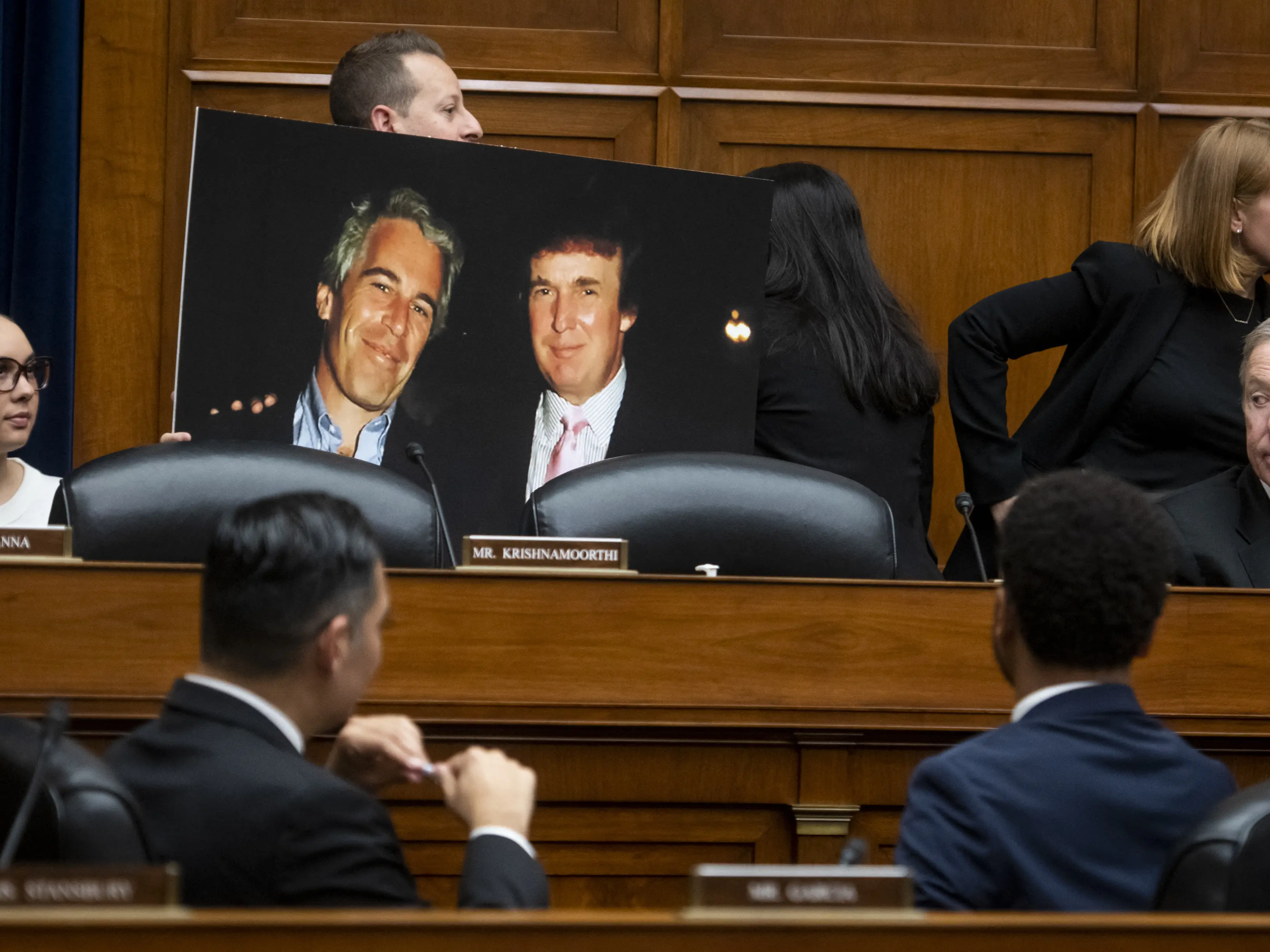 Epstein, nuove mail scuotono Washington: «Trump passava ore con Virginia a casa mia». E il fratello accusa: «Jeffrey non si è suicidato»