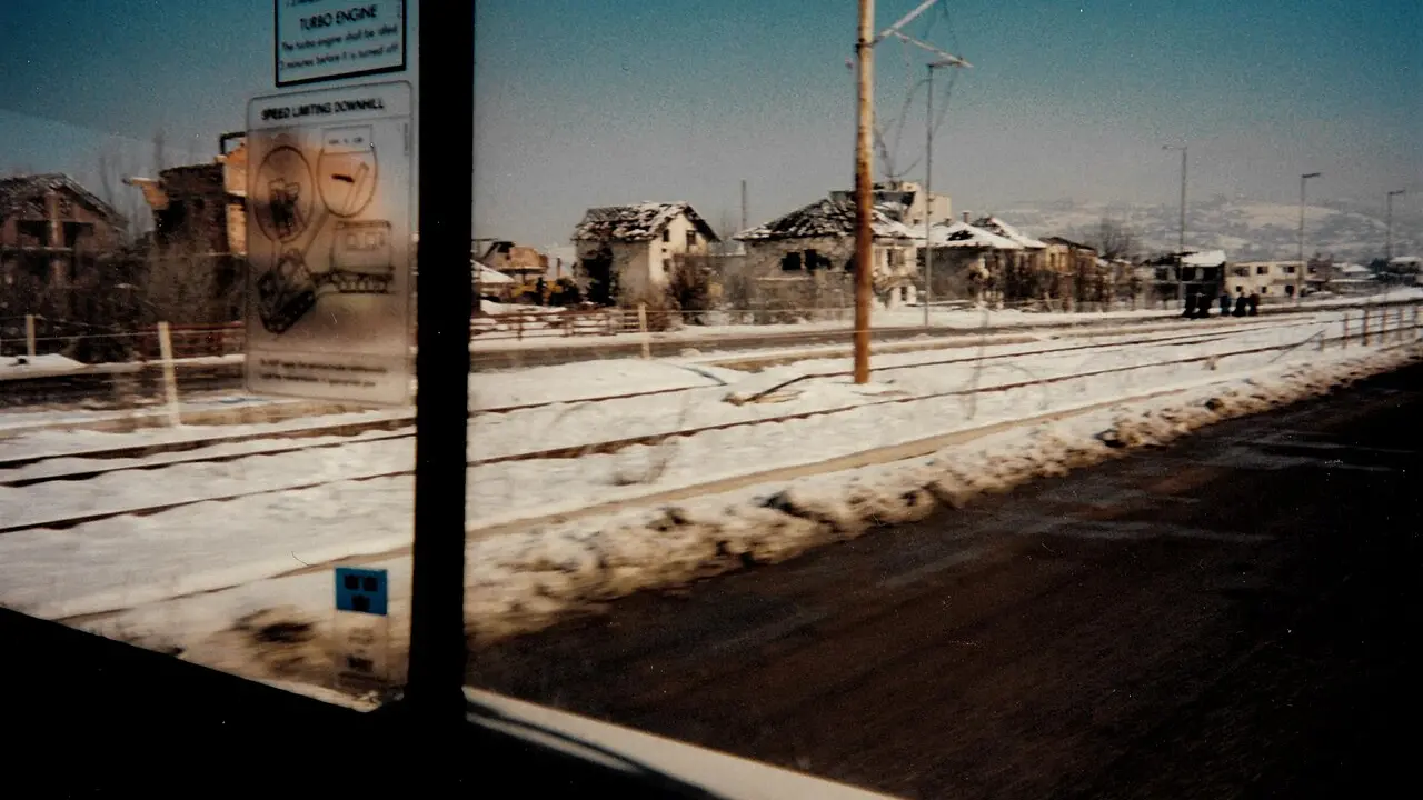 <p>Il&nbsp;<i>viale dei cecchini</i>&nbsp;fotografato nel 1996 (Wikipedia)</p>\\n