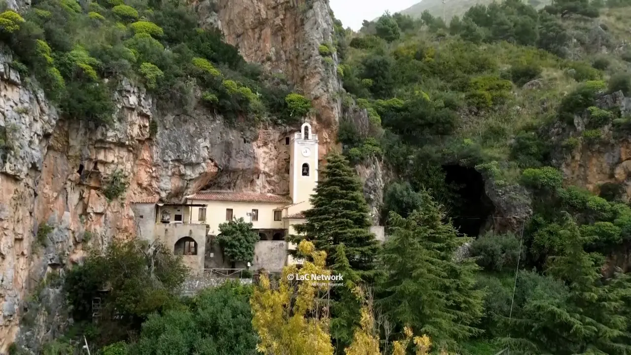 Tra leggenda e devozione, il Santuario della Madonna della Grotta di\u00A0Praia a Mare incanta i fedeli da secoli\u00A0\n
