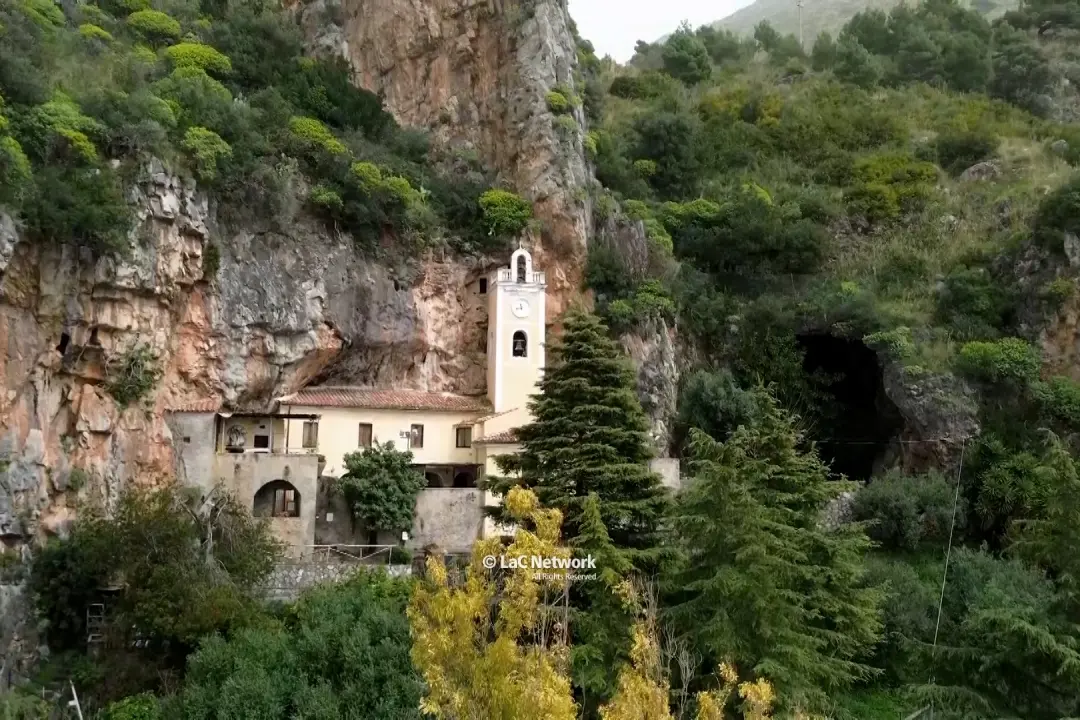 Tra leggenda e devozione, il Santuario della Madonna della Grotta di\u00A0Praia a Mare incanta i fedeli da secoli\u00A0\n