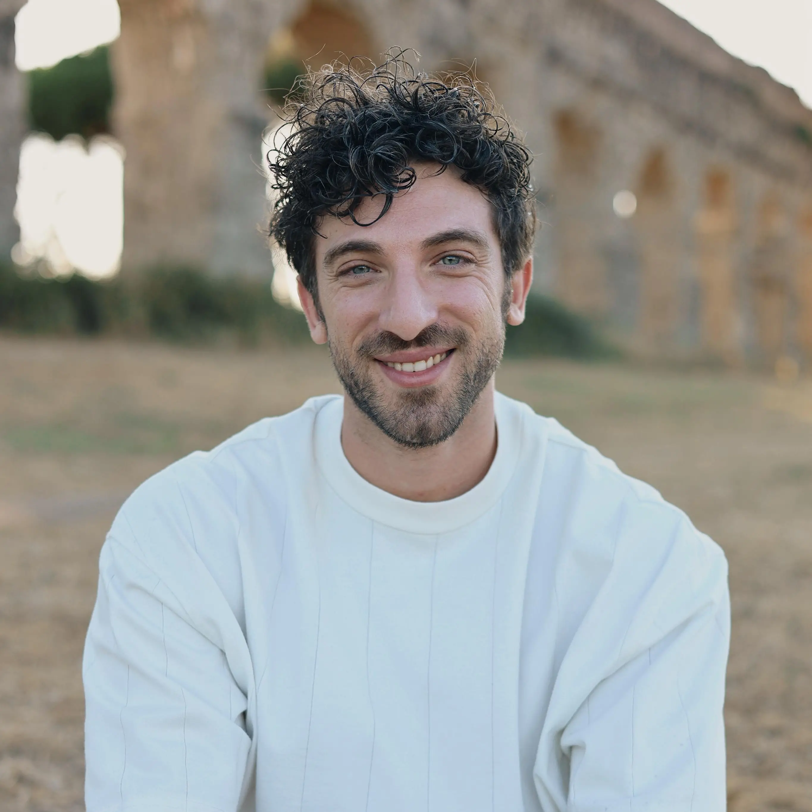 «I gatti ci salvano, nel mio spettacolo vi racconto come»: l’artista calabrese Damiano Giordano torna a Cosenza\n