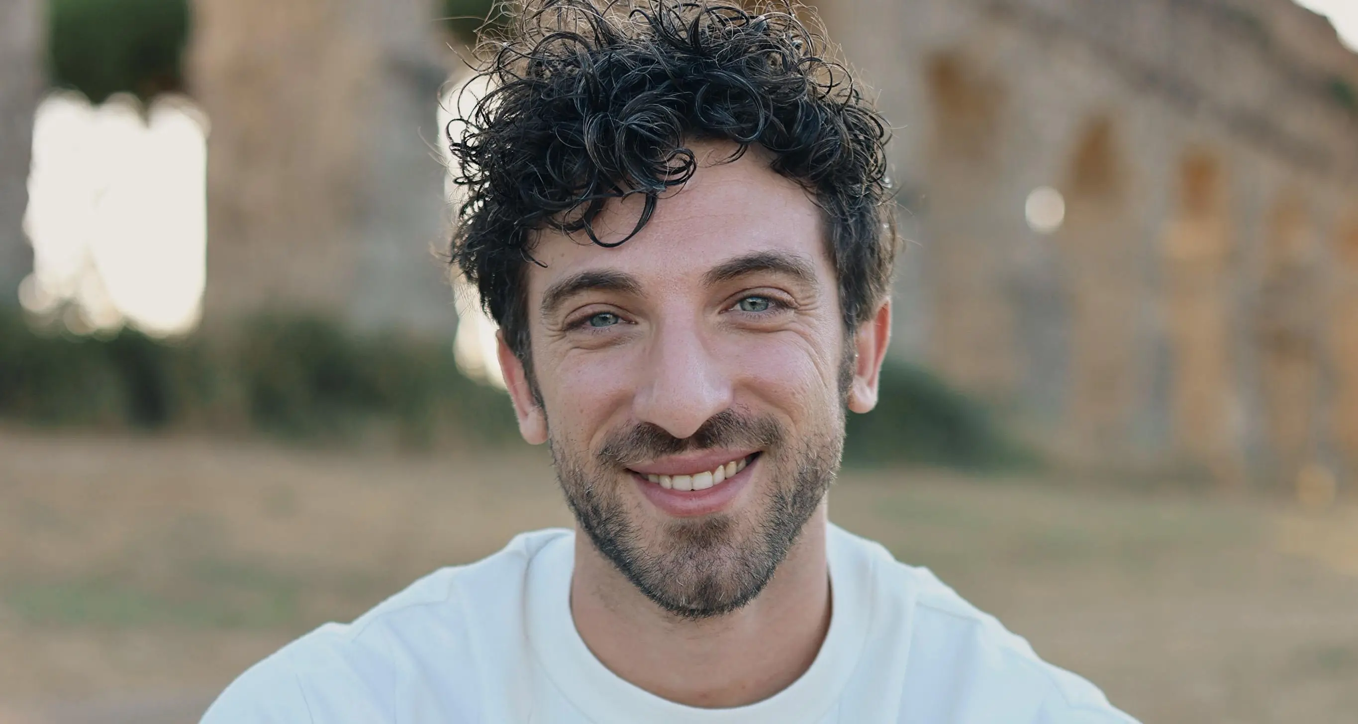 «I gatti ci salvano, nel mio spettacolo vi racconto come»: l’artista calabrese Damiano Giordano torna a Cosenza\n