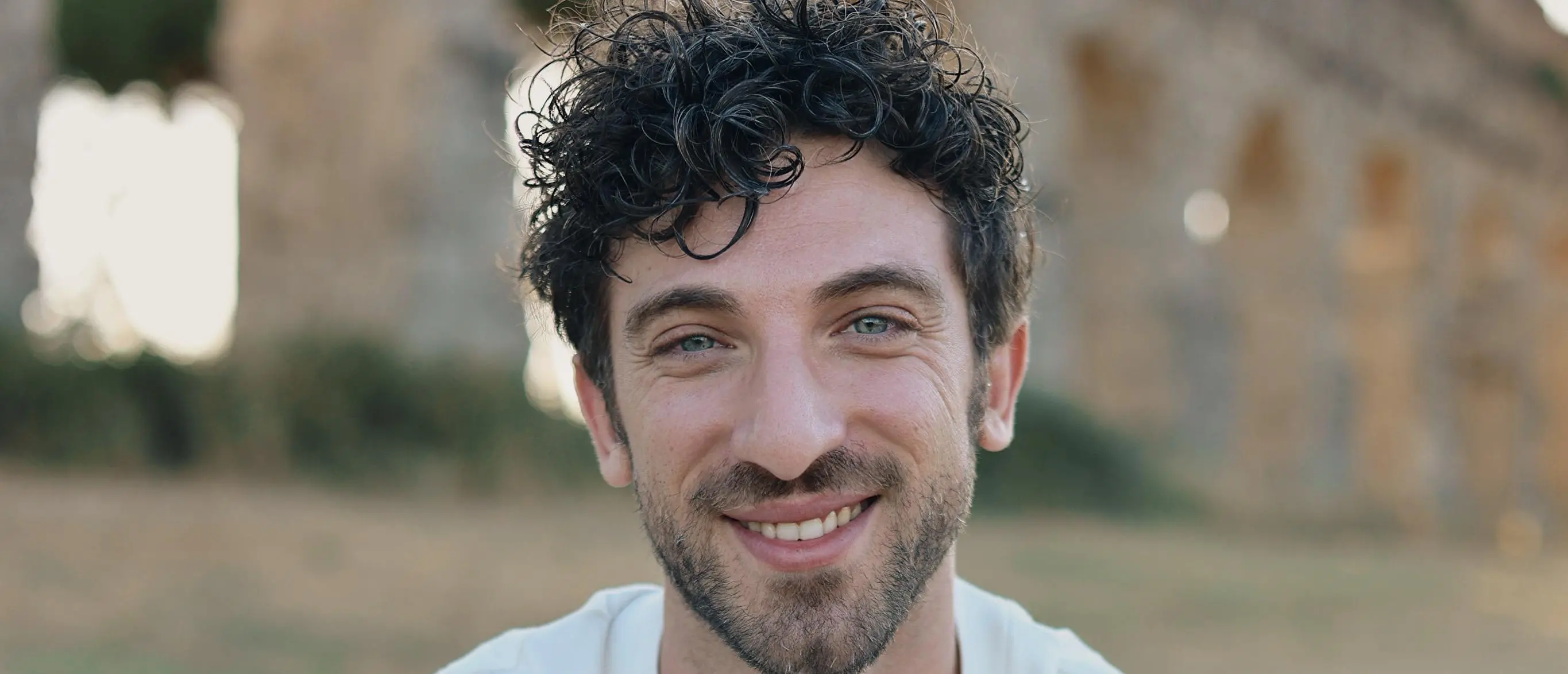 «I gatti ci salvano, nel mio spettacolo vi racconto come»: l’artista calabrese Damiano Giordano torna a Cosenza\n