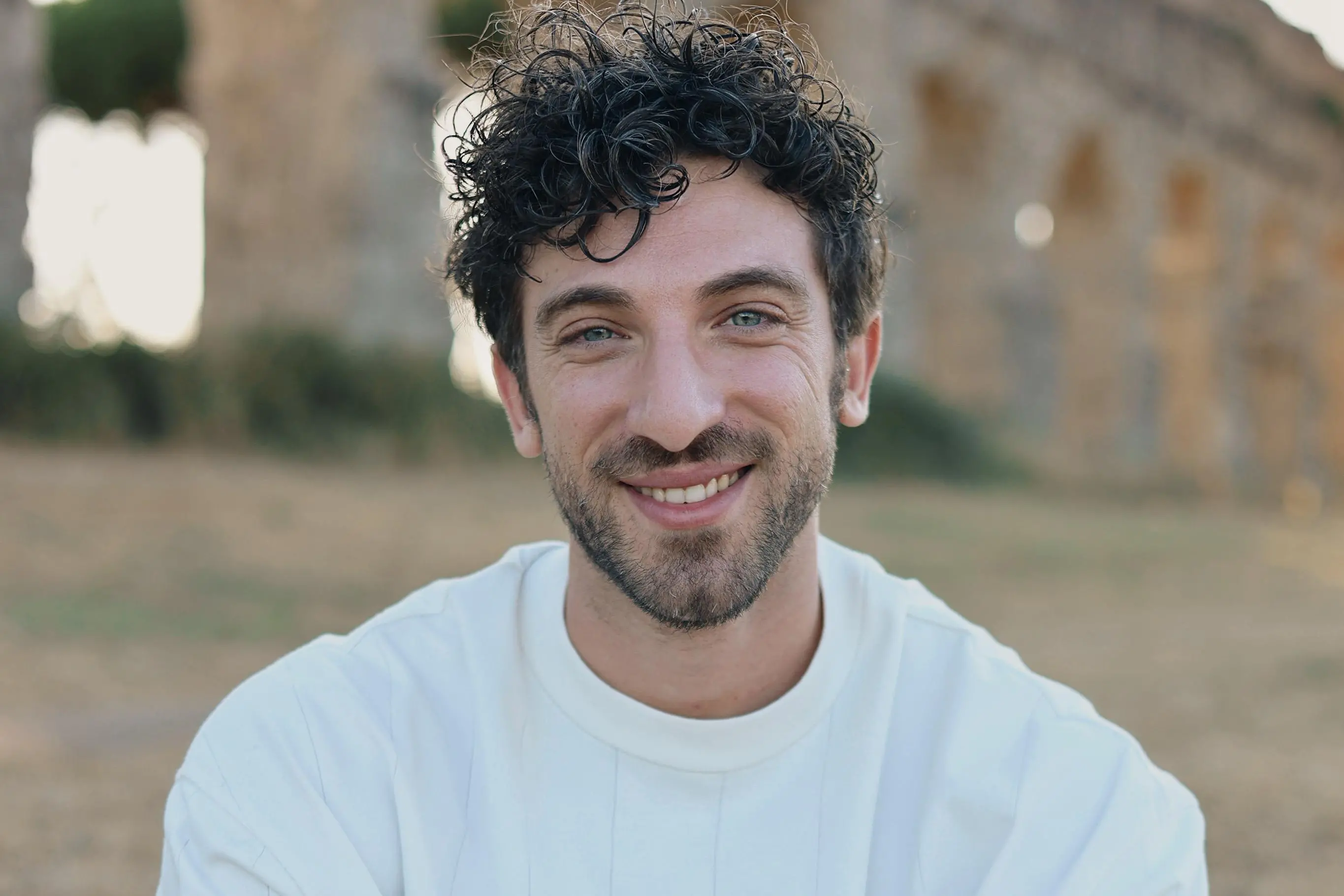 «I gatti ci salvano, nel mio spettacolo vi racconto come»: l’artista calabrese Damiano Giordano torna a Cosenza\n