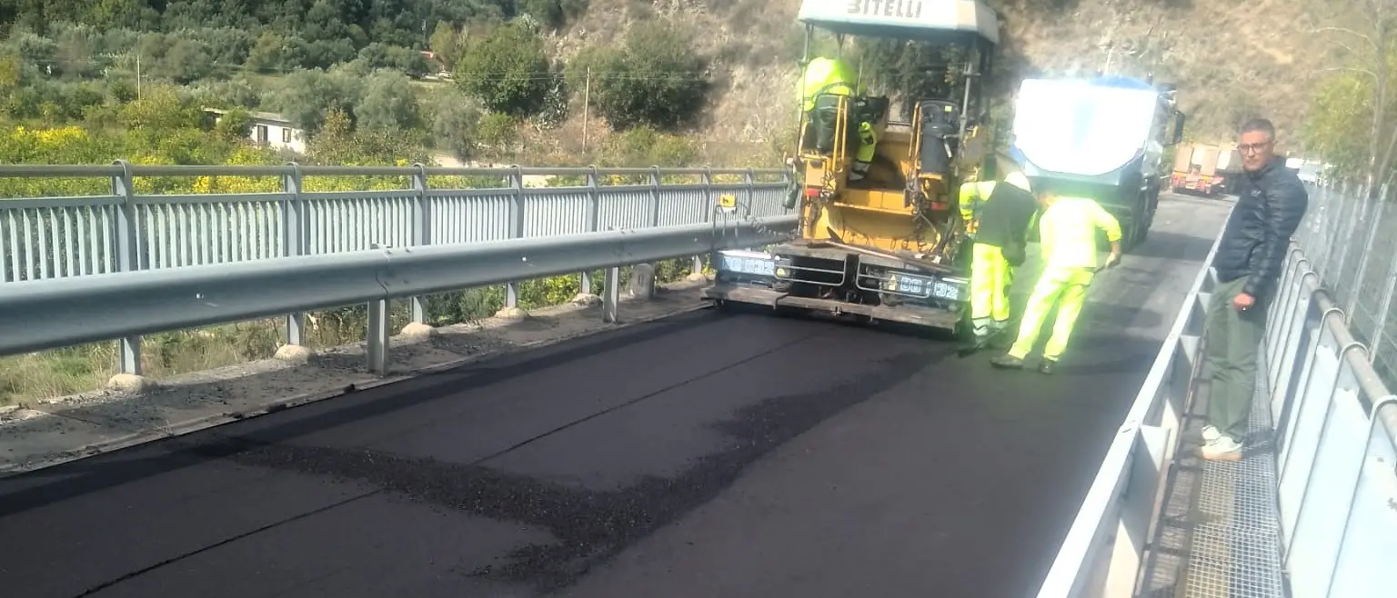 Metrocity, macchine e operai a lavoro sulle strade provinciali di Taurianova, Melito e Bagaladi\n