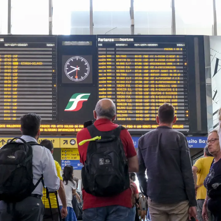 Caos treni dopo l’investimento mortale in Calabria, ritardi fino a 8 ore e viaggiatori infuriati da Termini a Napoli