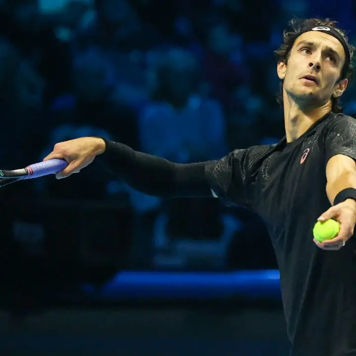 Tennis, Musetti eliminato da Alcaraz:\u00A0\u00A0lo spagnolo è in semifinale e chiuderà il 2025 da numero uno\u00A0\n