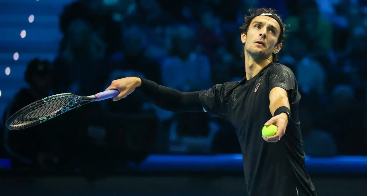 Tennis, Musetti eliminato da Alcaraz:\u00A0\u00A0lo spagnolo è in semifinale e chiuderà il 2025 da numero uno\u00A0\n