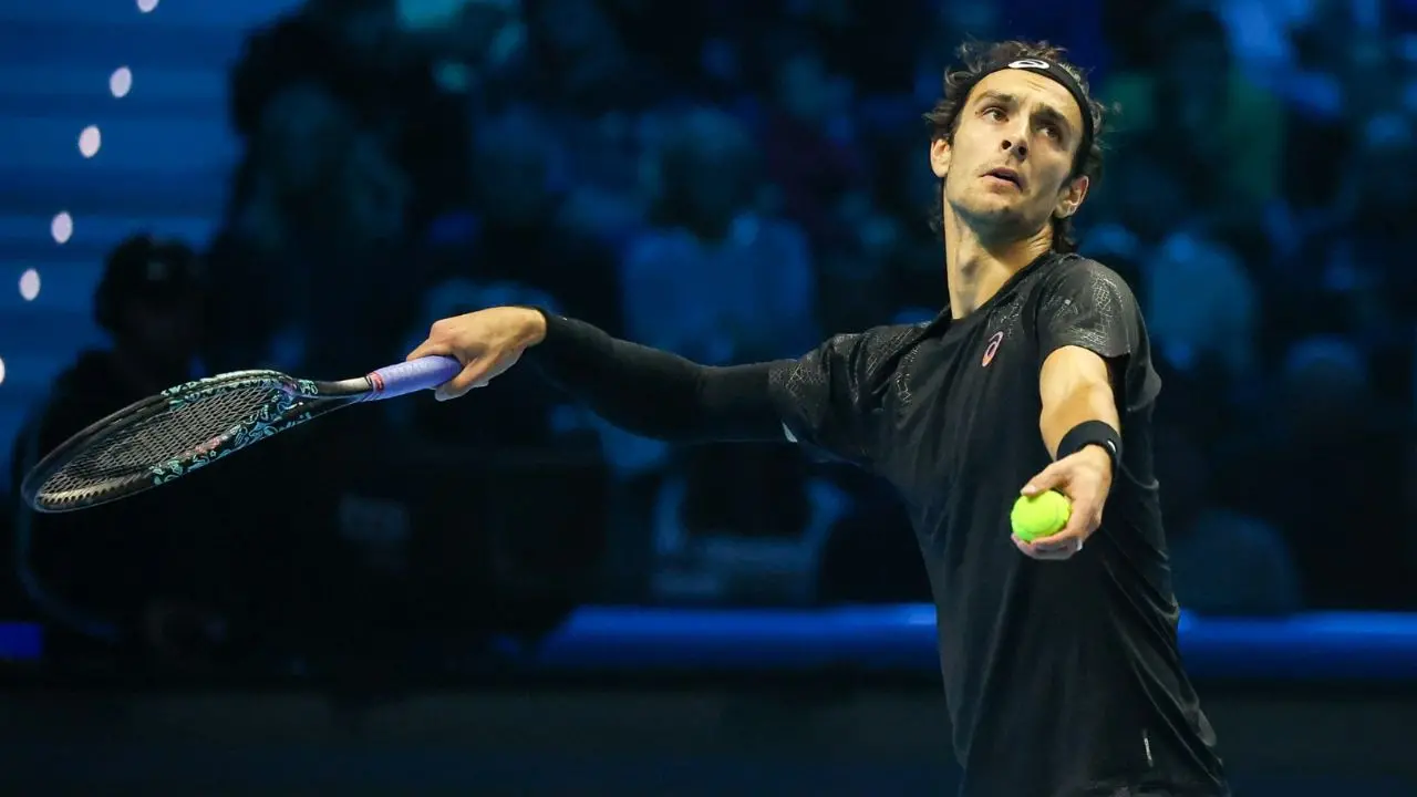 Tennis, Musetti eliminato da Alcaraz:\u00A0\u00A0lo spagnolo è in semifinale e chiuderà il 2025 da numero uno\u00A0\n