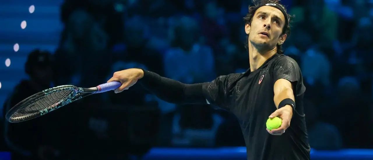 Tennis, Musetti eliminato da Alcaraz:\u00A0\u00A0lo spagnolo è in semifinale e chiuderà il 2025 da numero uno\u00A0\n