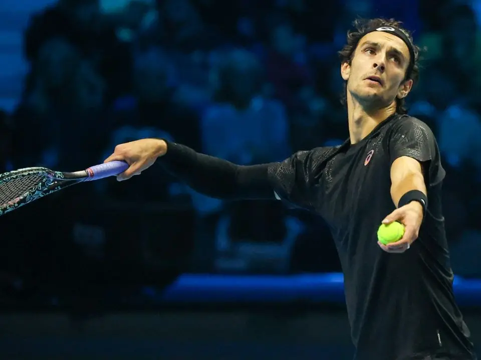 Tennis, Musetti eliminato da Alcaraz: lo spagnolo è in semifinale e chiuderà il 2025 da numero uno