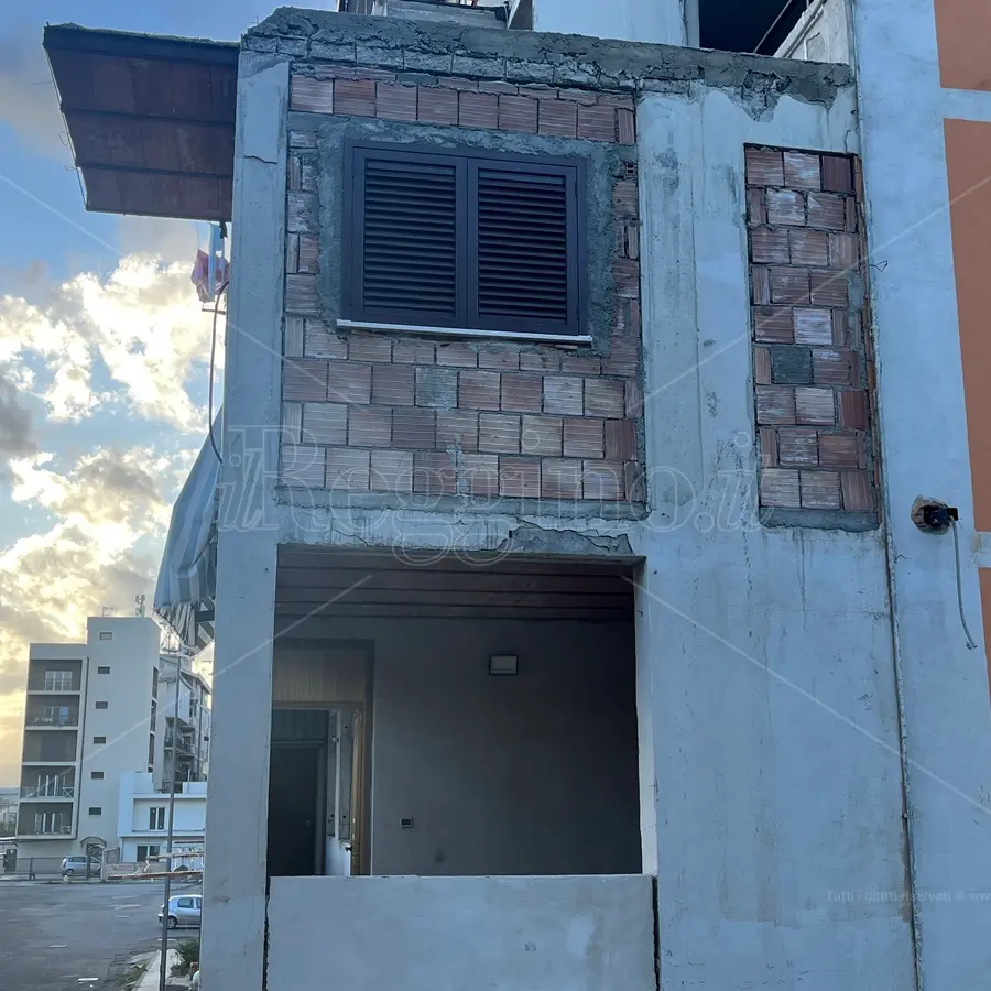 Al rione Marconi di Reggio l’illegalità deturpa anche i palazzi\n