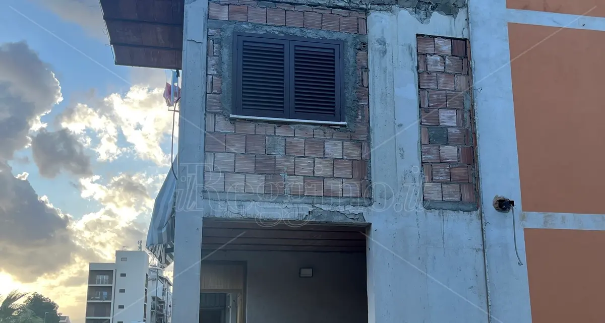 Al rione Marconi di Reggio l’illegalità deturpa anche i palazzi\n