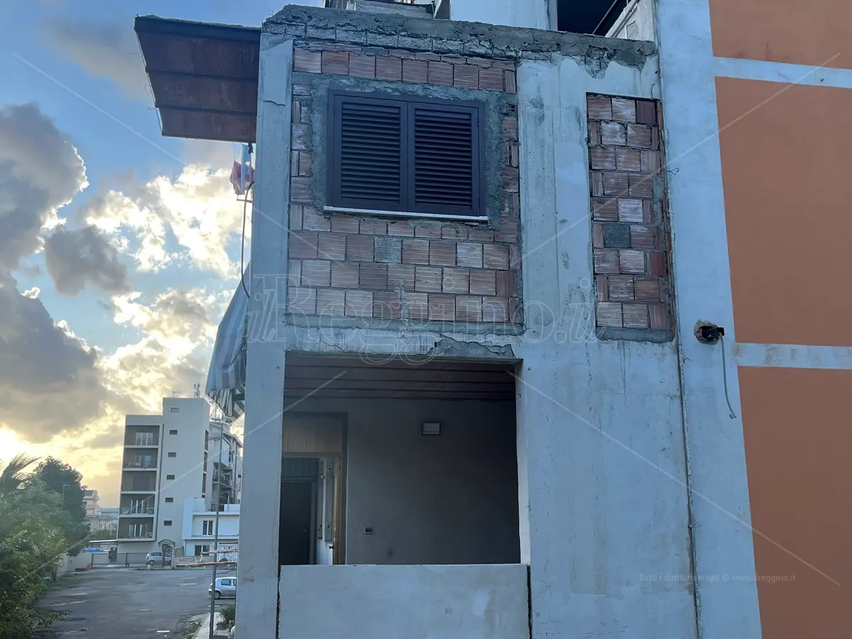 Al rione Marconi di Reggio l’illegalità deturpa anche i palazzi\n