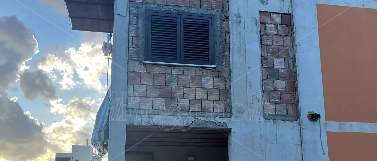 Al rione Marconi di Reggio l’illegalità deturpa anche i palazzi\n