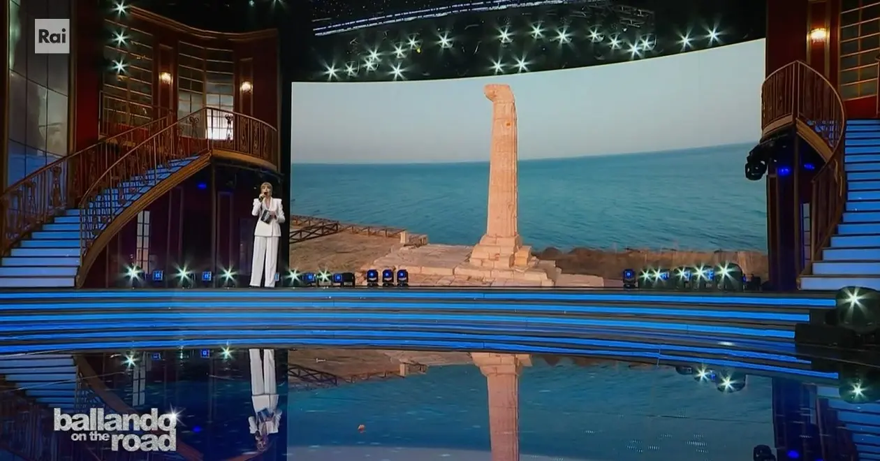 Danza, arte e spettacolo: le bellezze della Calabria a Ballando con le stelle.La prima clip dedicata al Salone degli specchi di Cosenza\n