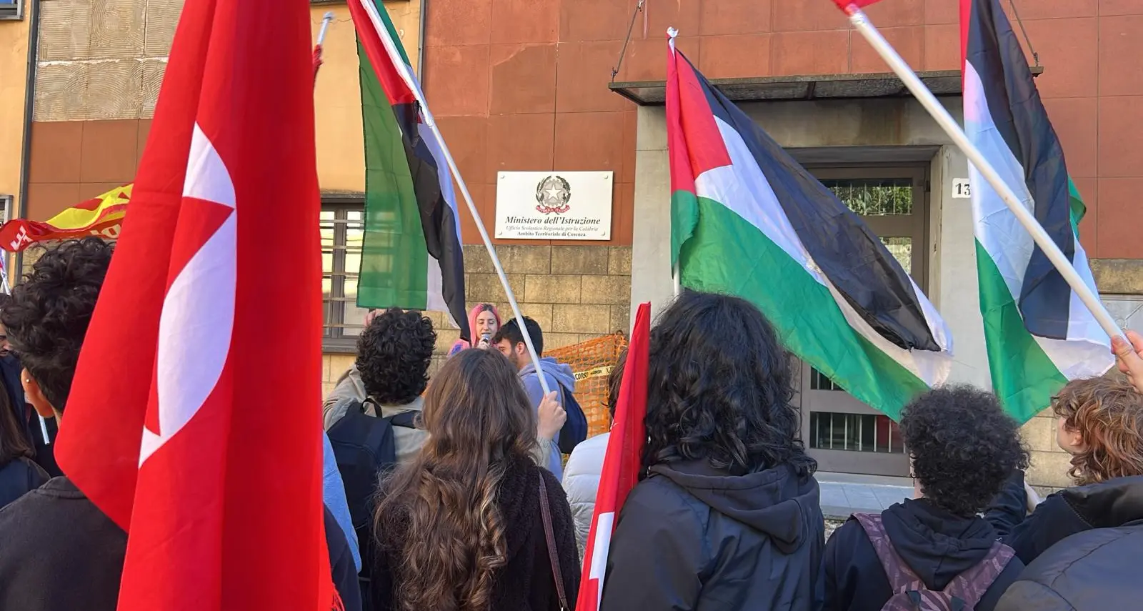 Cosenza, la protesta degli studenti pro Palestina “attenzionati”: «La circolare dell’Ufficio scolastico è vergognosa»\n