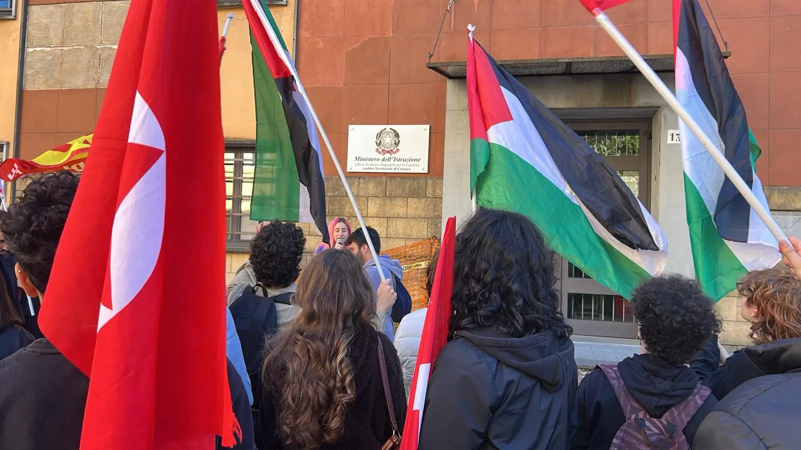 Cosenza, la protesta degli studenti pro Palestina “attenzionati”: «La circolare dell’Ufficio scolastico è vergognosa»\n