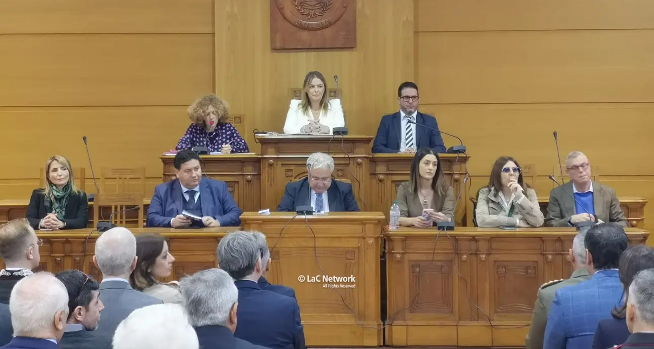 «Lamezia non si piega alla ’ndrangheta e non tornerà indietro»: le voci dal consiglio comunale aperto (con pochi commercianti)\n