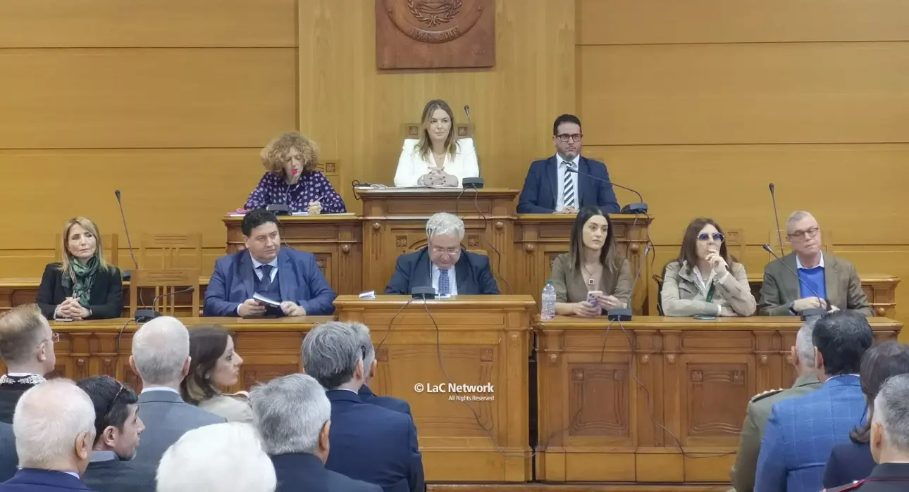 «Lamezia non si piega alla ’ndrangheta e non tornerà indietro»: le voci dal consiglio comunale aperto (con pochi commercianti)\n