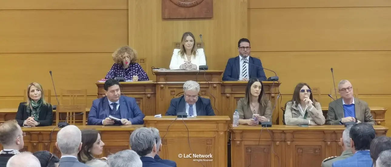 «Lamezia non si piega alla ’ndrangheta e non tornerà indietro»: le voci dal consiglio comunale aperto (con pochi commercianti)\n