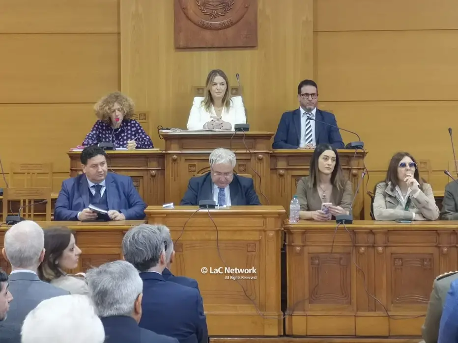 «Lamezia non si piega alla ’ndrangheta e non tornerà indietro»: le voci dal consiglio comunale aperto (con pochi commercianti)