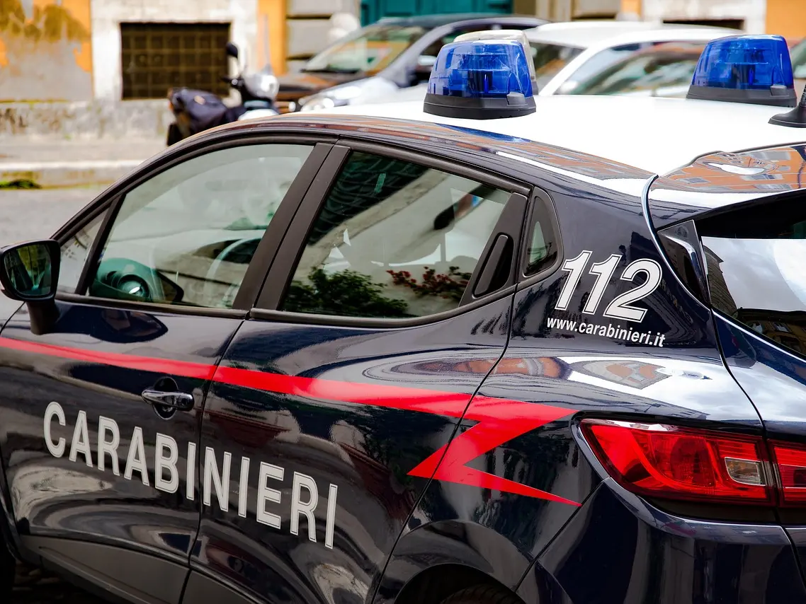 Nuova intimidazione a Lamezia: bottiglia incendiaria e proiettili all’ingresso dell’abitazione dell’imprenditore Perri