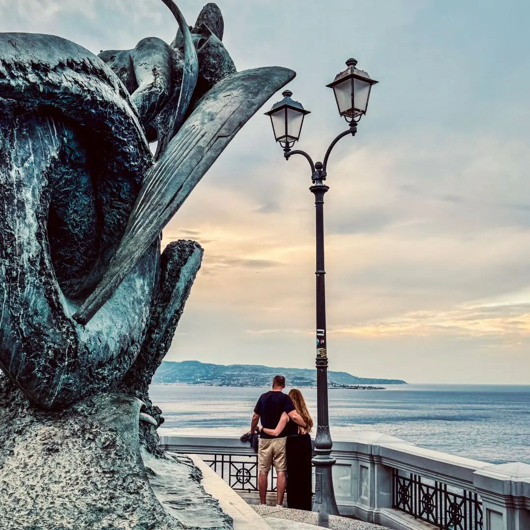 Abbracciati tra mito e tramonto\n