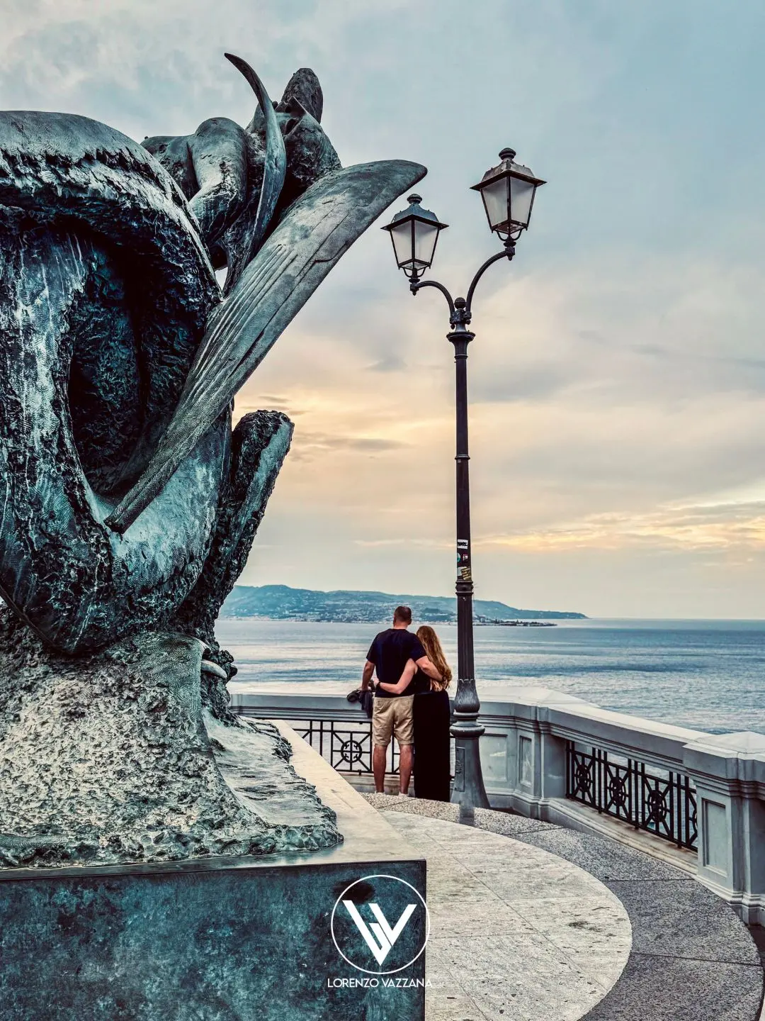 Abbracciati tra mito e tramonto\n