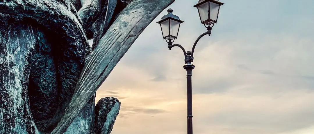 Abbracciati tra mito e tramonto\n