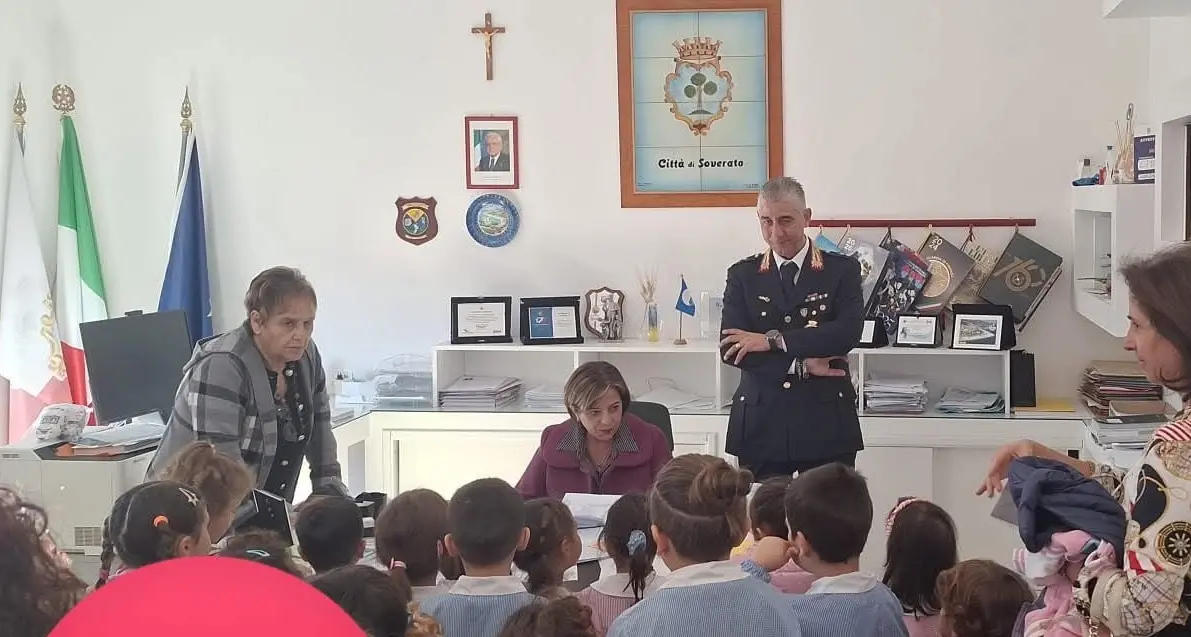 Una mattinata speciale a Soverato. Visita guidata per i bimbi della scuola dell'infanzia al Palazzo di città\n\u00A0\n