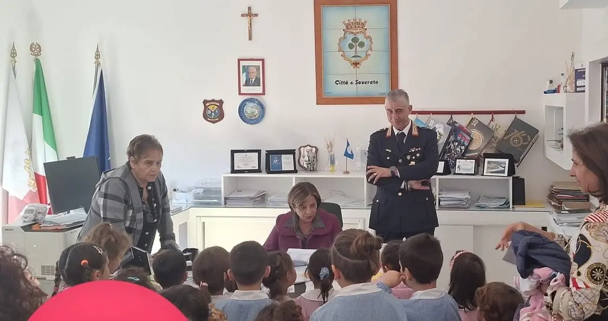 Una mattinata speciale a Soverato. Visita guidata per i bimbi della scuola dell'infanzia al Palazzo di città\n\u00A0\n