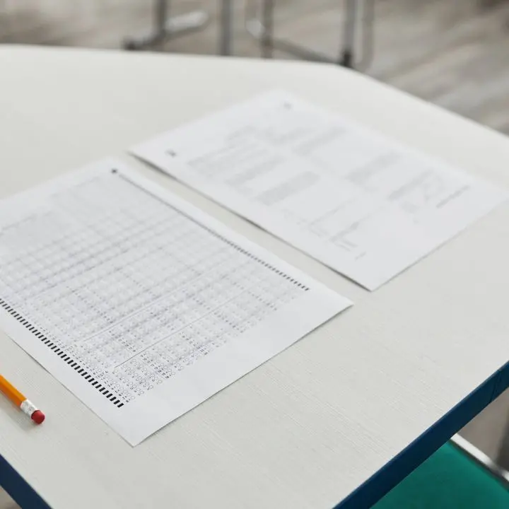 Concorso truccato al Tfa Sostegno: intermediari, buste di denaro e un pubblico ufficiale infedele nell’inchiesta di Crotone\n