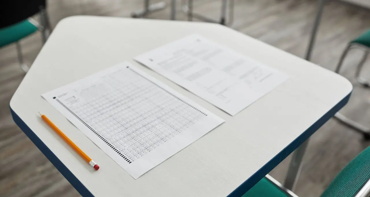 Concorso truccato al Tfa Sostegno: intermediari, buste di denaro e un pubblico ufficiale infedele nell’inchiesta di Crotone\n