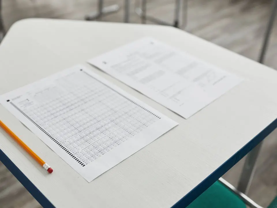 Concorso truccato al Tfa Sostegno: intermediari, buste di denaro e un pubblico ufficiale infedele nell’inchiesta di Crotone