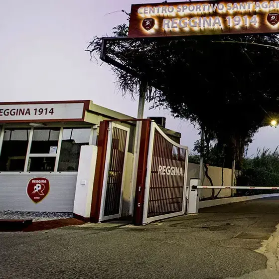 Reggina in difficoltà: caos interno e mercato incerto complicano il cammino amaranto