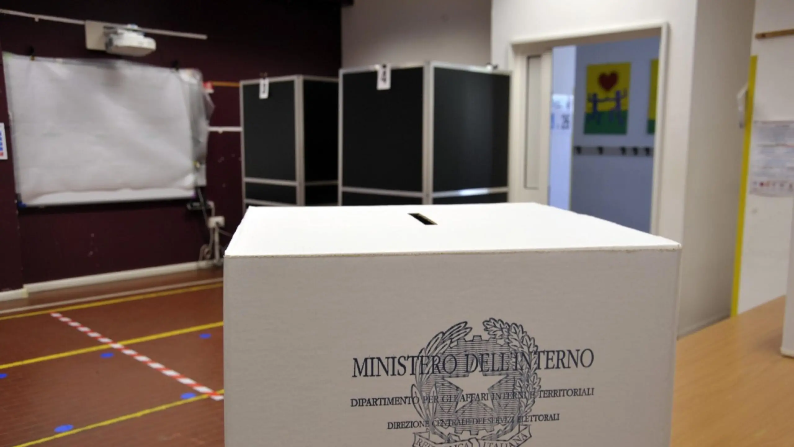 Regionali: urne elettorali , ANSA