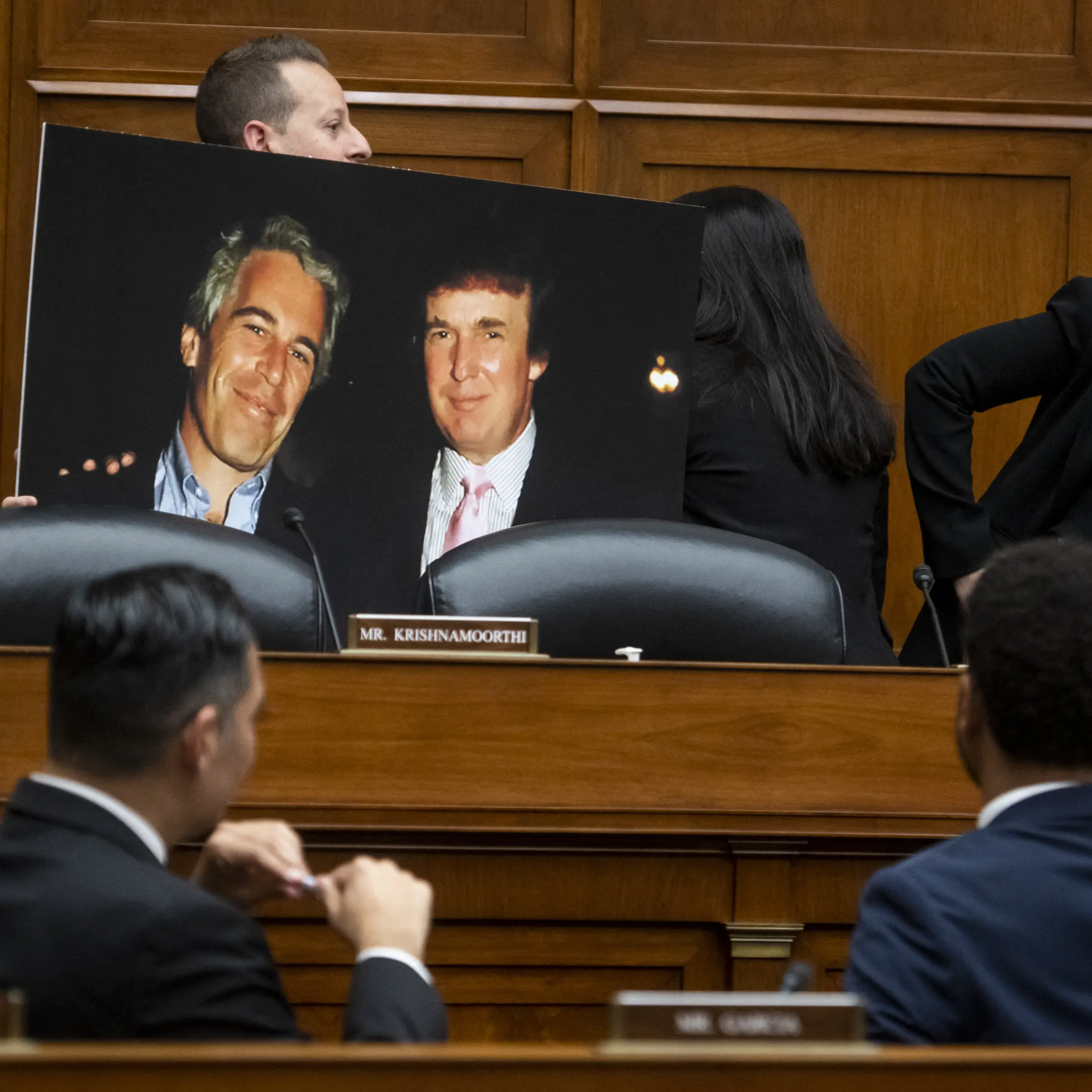 Epstein, nuove mail travolgono Trump: il Thanksgiving insieme nel 2017 e i consigli segreti a Bannon riaprono il caso\n