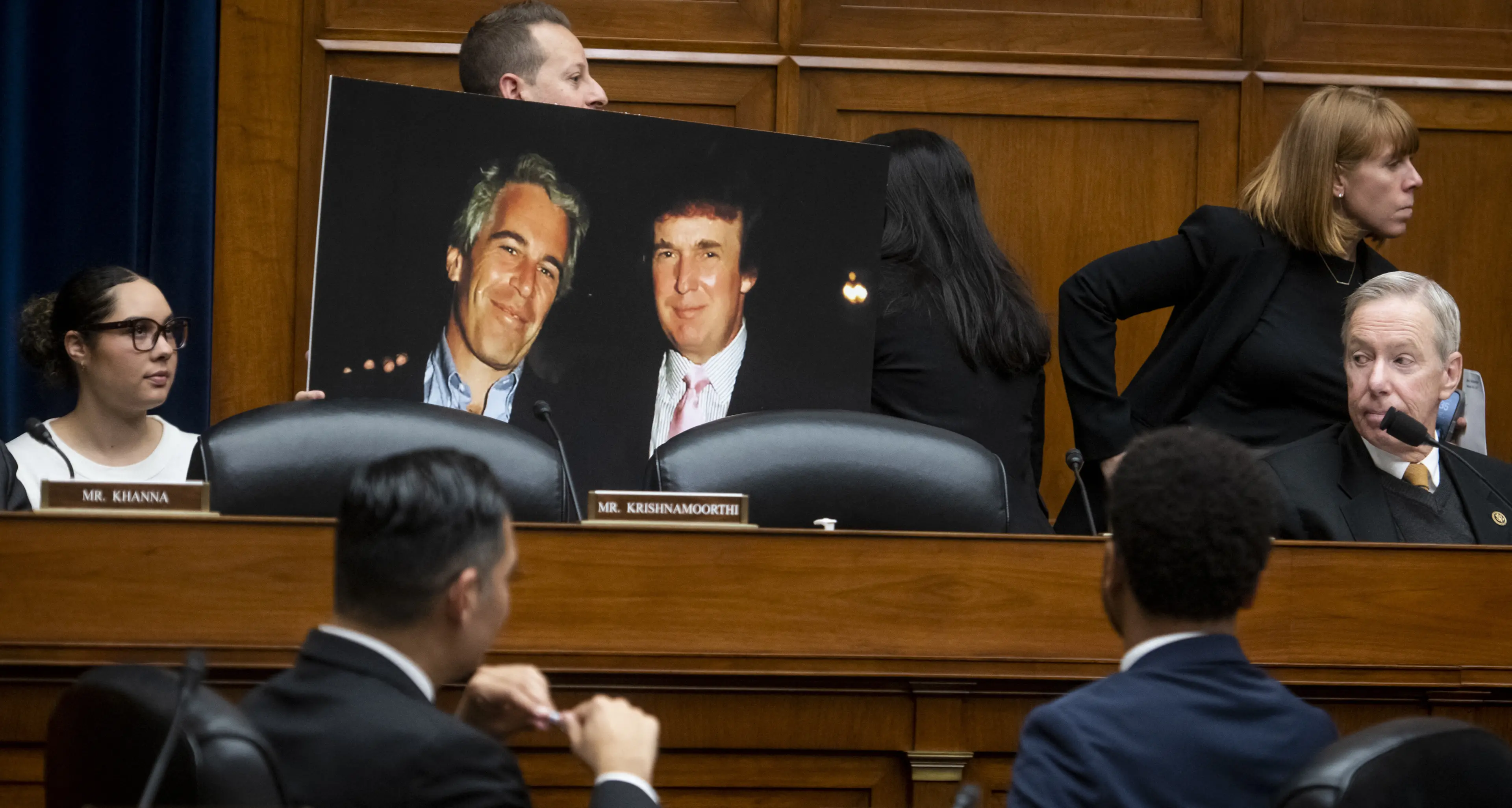 Epstein, nuove mail travolgono Trump: il Thanksgiving insieme nel 2017 e i consigli segreti a Bannon riaprono il caso\n