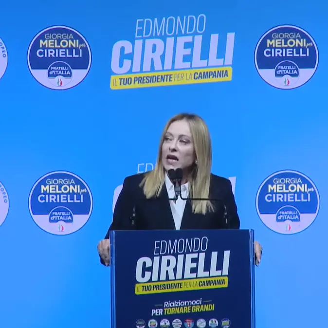 Meloni a\u00A0Napoli\u00A0sfida\u00A0Fico e De Luca, tra accuse sulle liste d’attesa e l’appello al «centrodestra delle alternative»\n