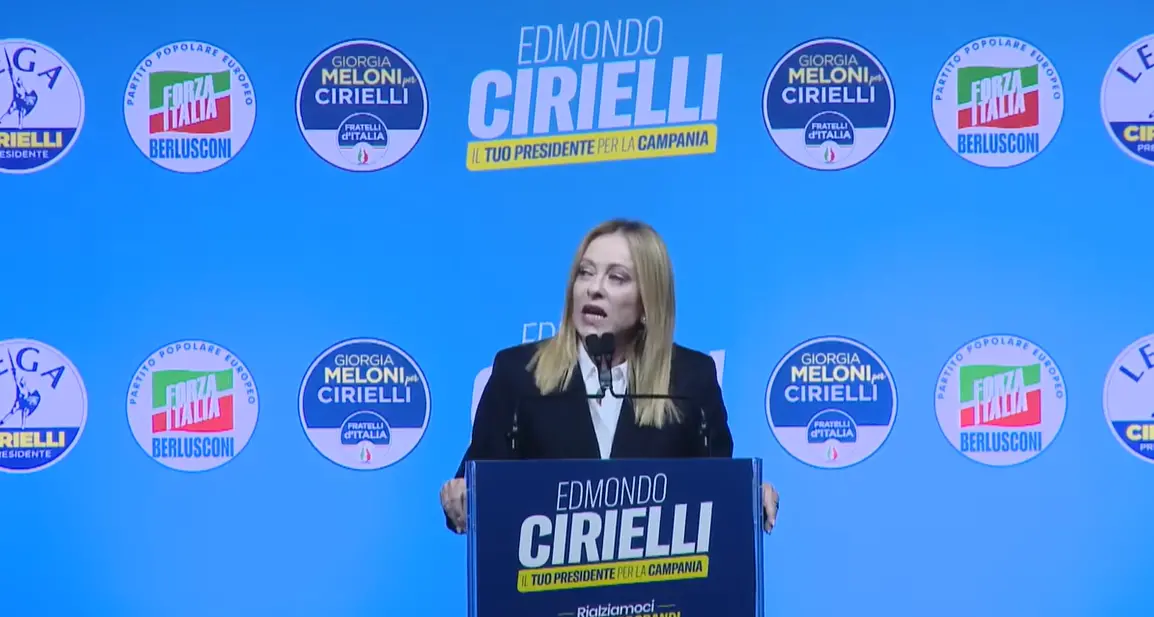 Meloni a\u00A0Napoli\u00A0sfida\u00A0Fico e De Luca, tra accuse sulle liste d’attesa e l’appello al «centrodestra delle alternative»\n