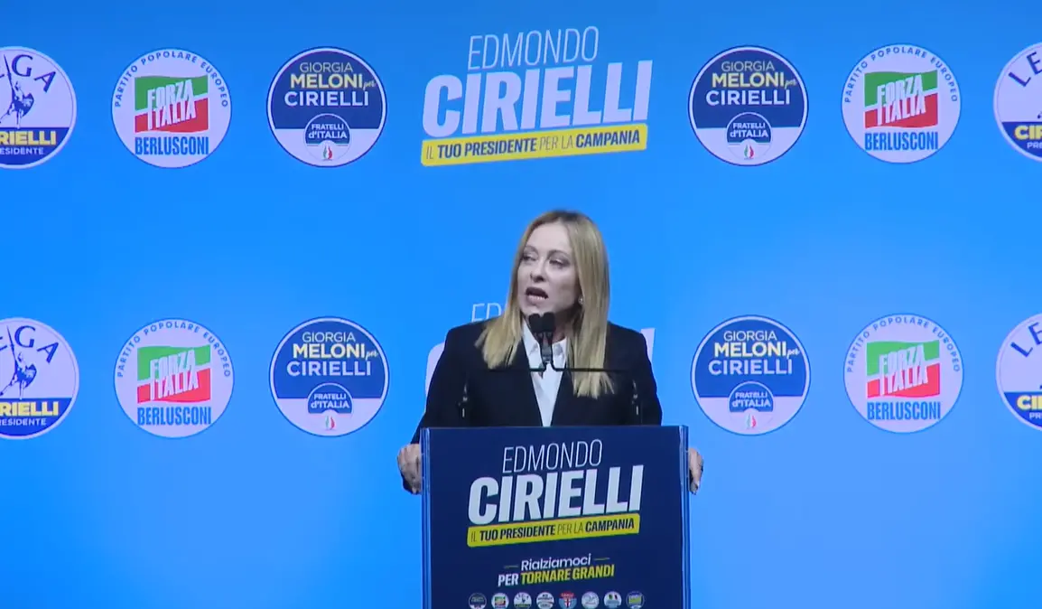 Meloni a\u00A0Napoli\u00A0sfida\u00A0Fico e De Luca, tra accuse sulle liste d’attesa e l’appello al «centrodestra delle alternative»\n