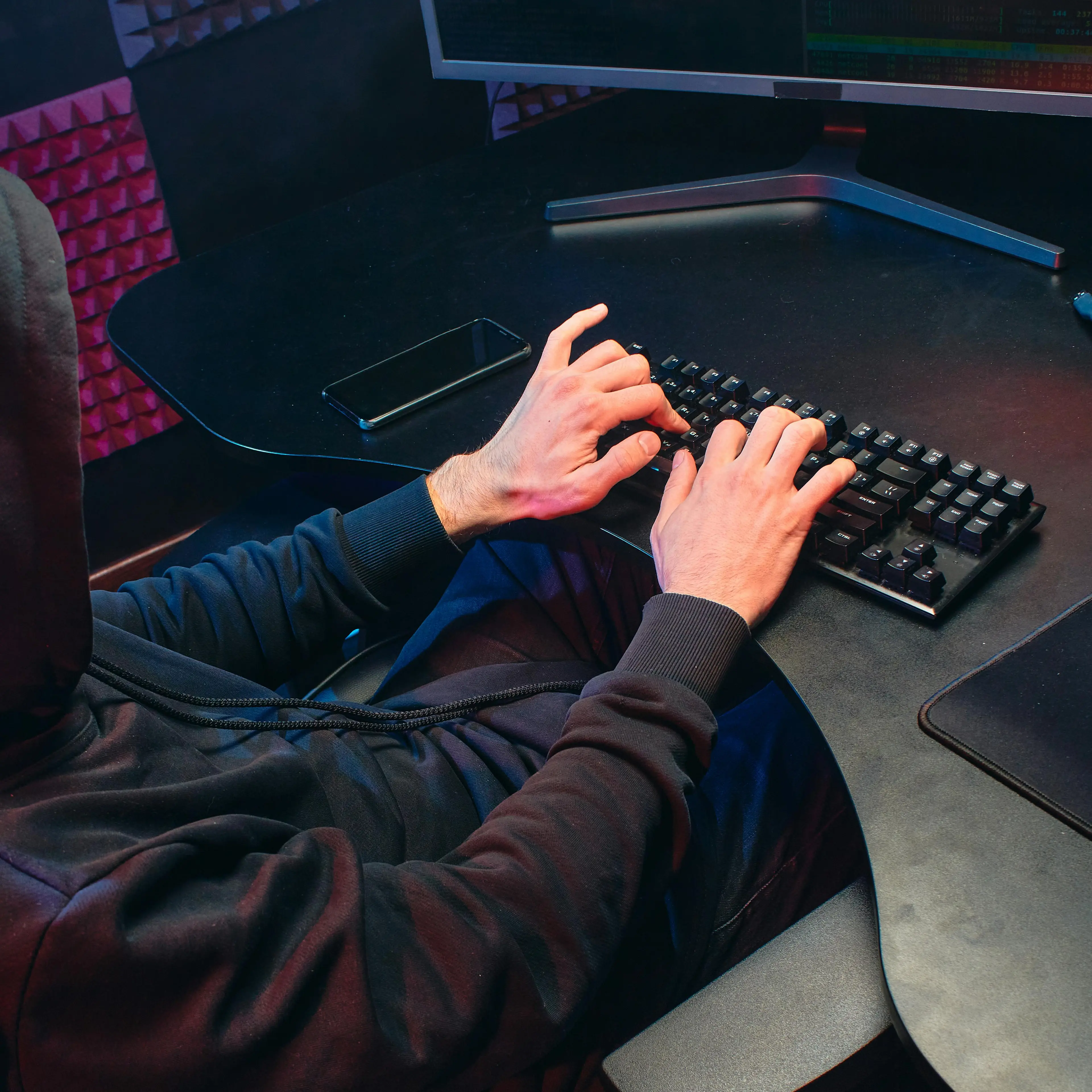 Truffe hi-tech, conti svuotati e illusioni digitali: così l’inganno corre tra spoofing, IA e finti analisti finanziari\n