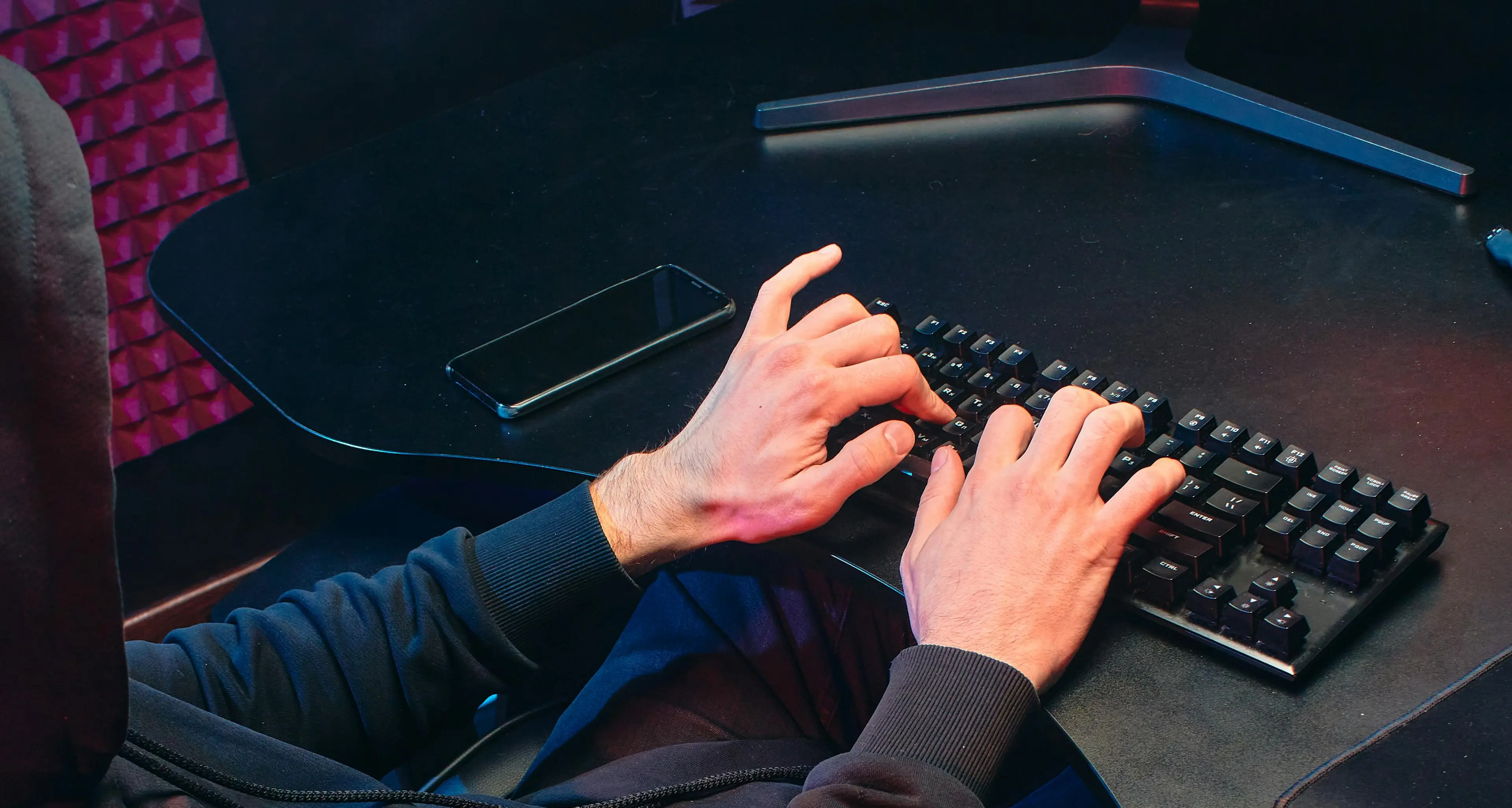 Truffe hi-tech, conti svuotati e illusioni digitali: così l’inganno corre tra spoofing, IA e finti analisti finanziari\n