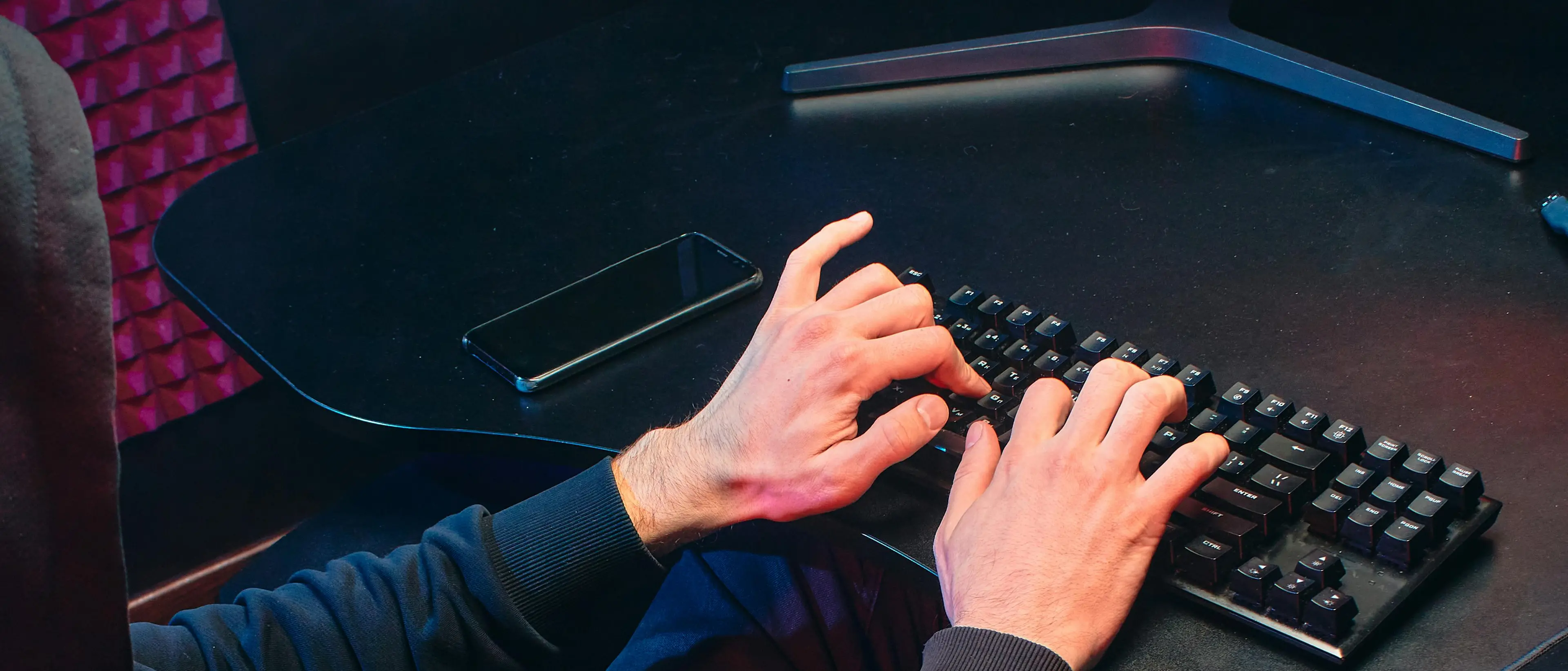 Truffe hi-tech, conti svuotati e illusioni digitali: così l’inganno corre tra spoofing, IA e finti analisti finanziari\n