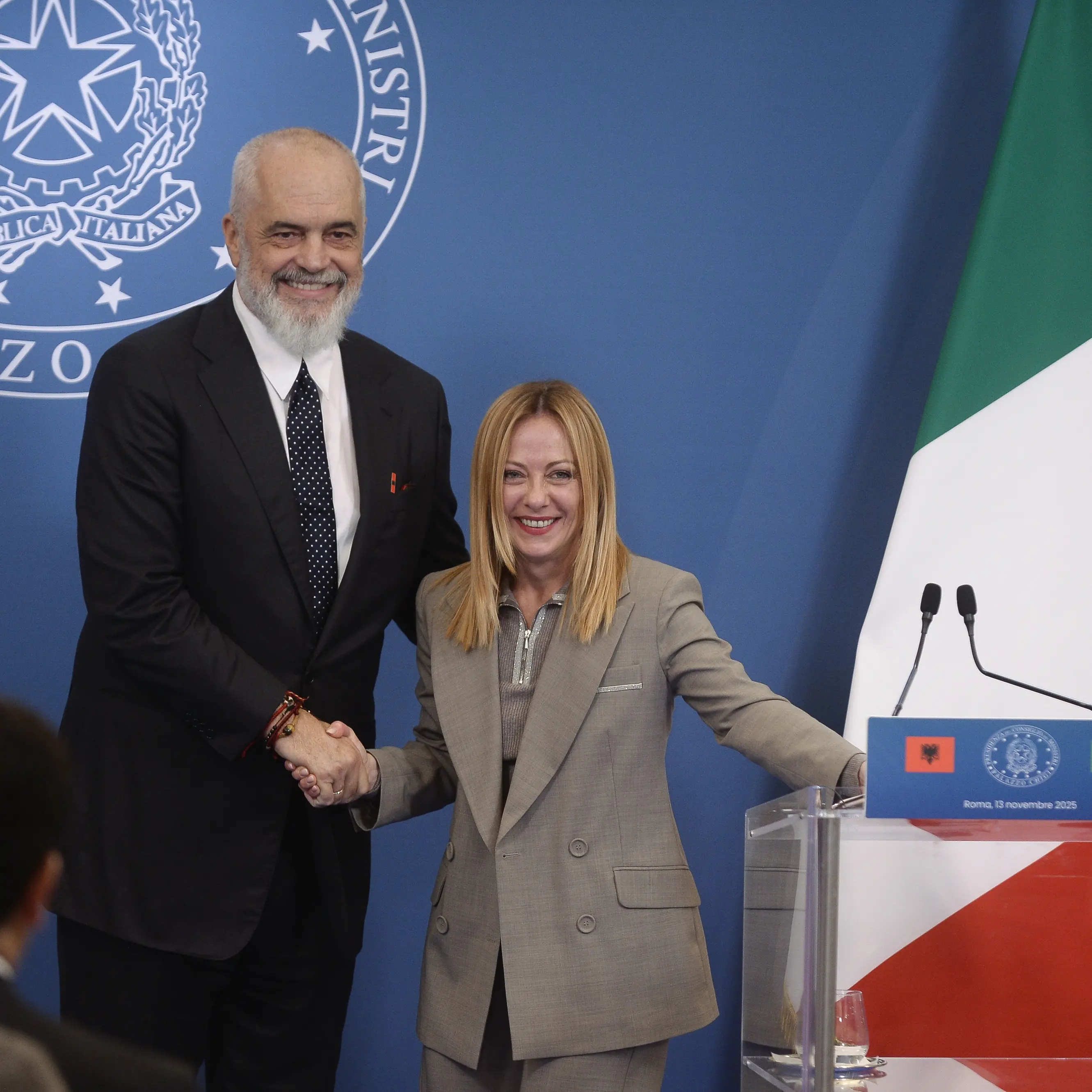 Italia–Albania, un vertice “da vecchi amici” tra abbracci, affari miliardari e il nodo irrisolto dei centri per migranti\n