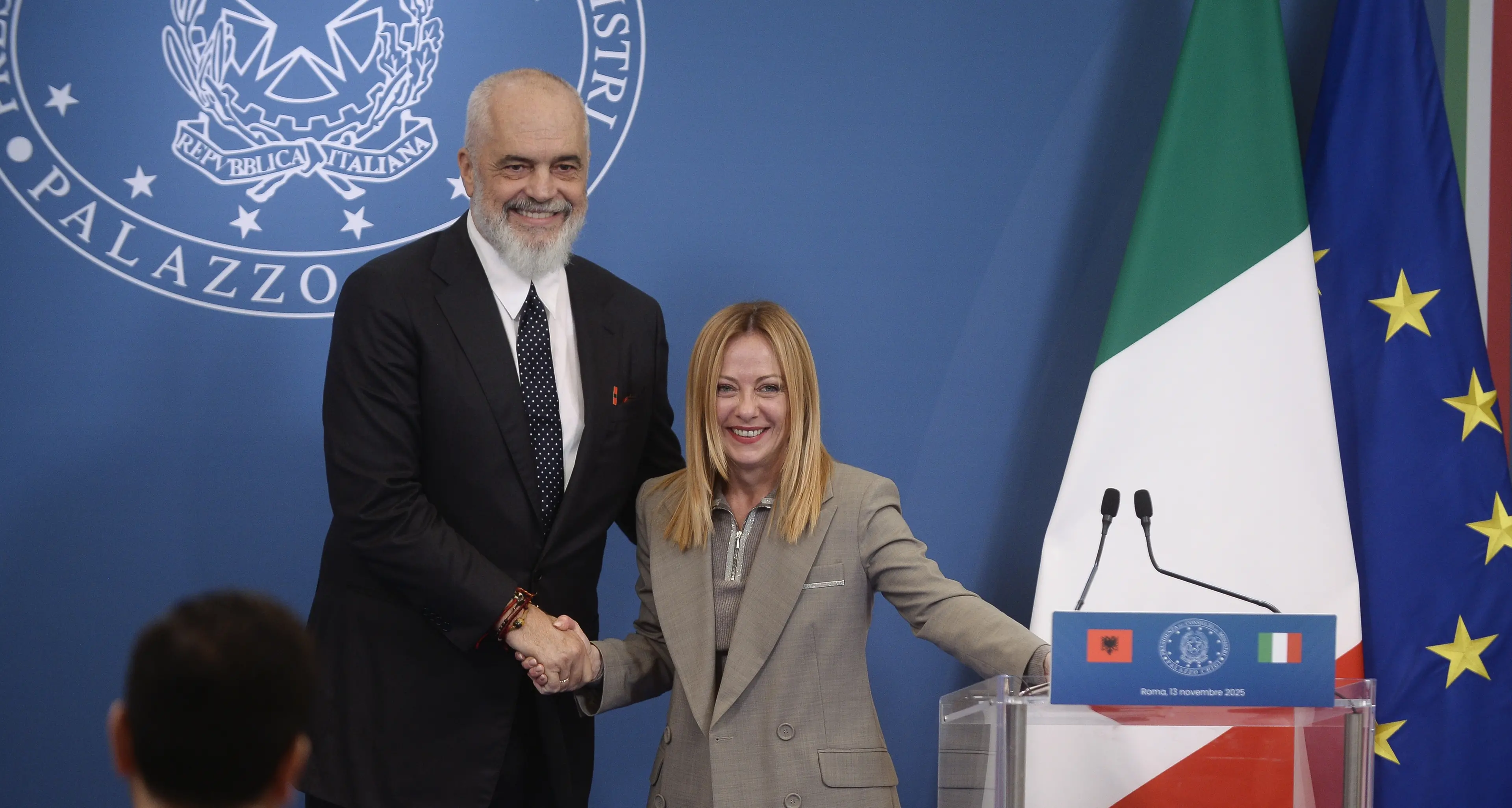 Italia–Albania, un vertice “da vecchi amici” tra abbracci, affari miliardari e il nodo irrisolto dei centri per migranti\n