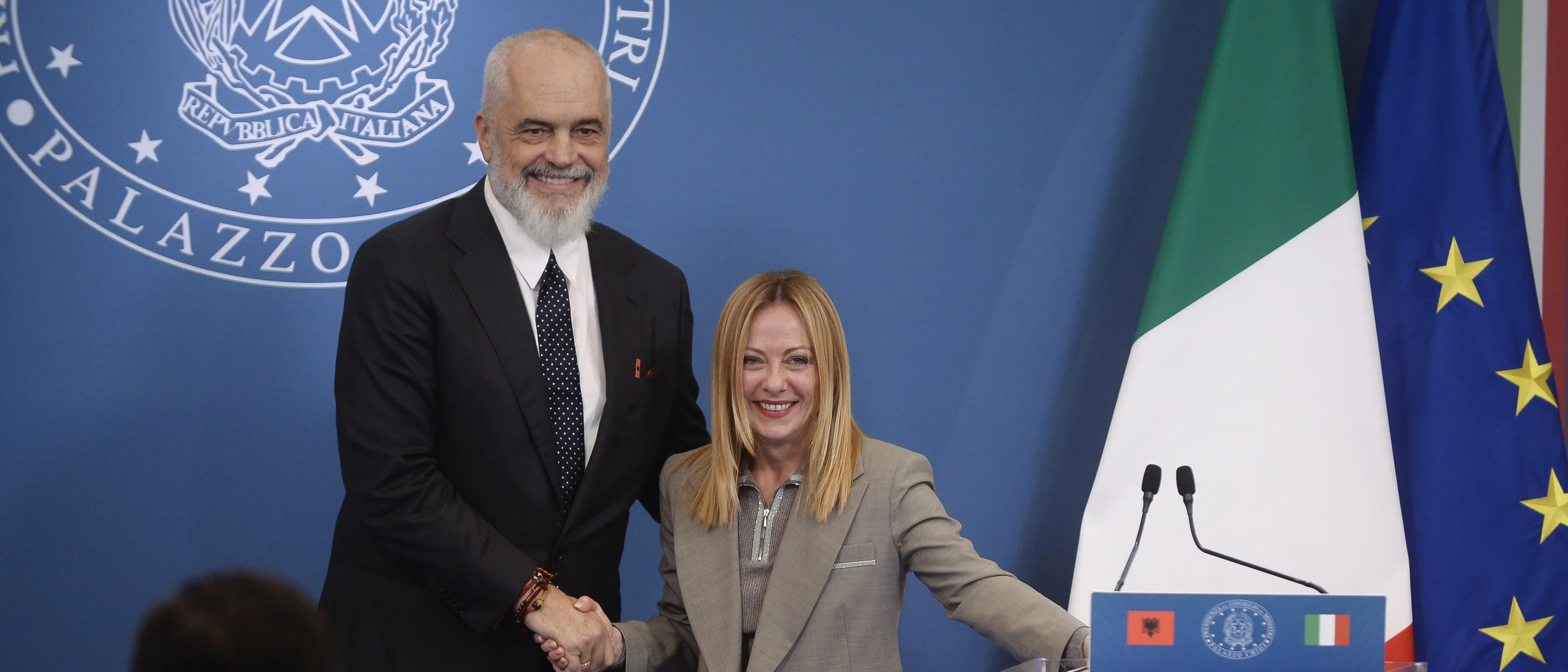 Italia–Albania, un vertice “da vecchi amici” tra abbracci, affari miliardari e il nodo irrisolto dei centri per migranti\n